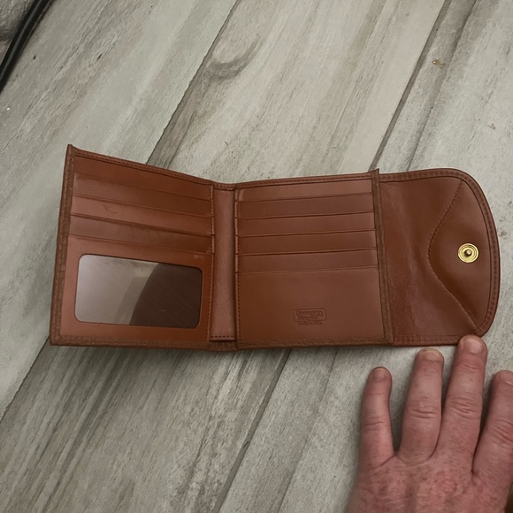 Like new, Dooney & Bourke Saddle Brown Leather Crossbody Bag & wallet. - Picture 4 of 13